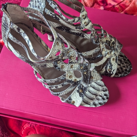 Women's Shoes - Picture 4 of 4